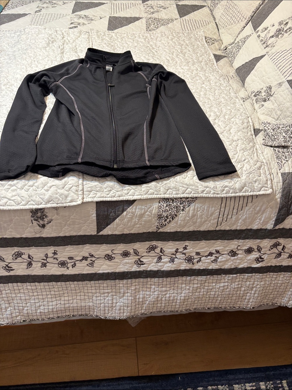 Nike black Women’s Zip-Front Jacket (sphere thermal) M (8-10)